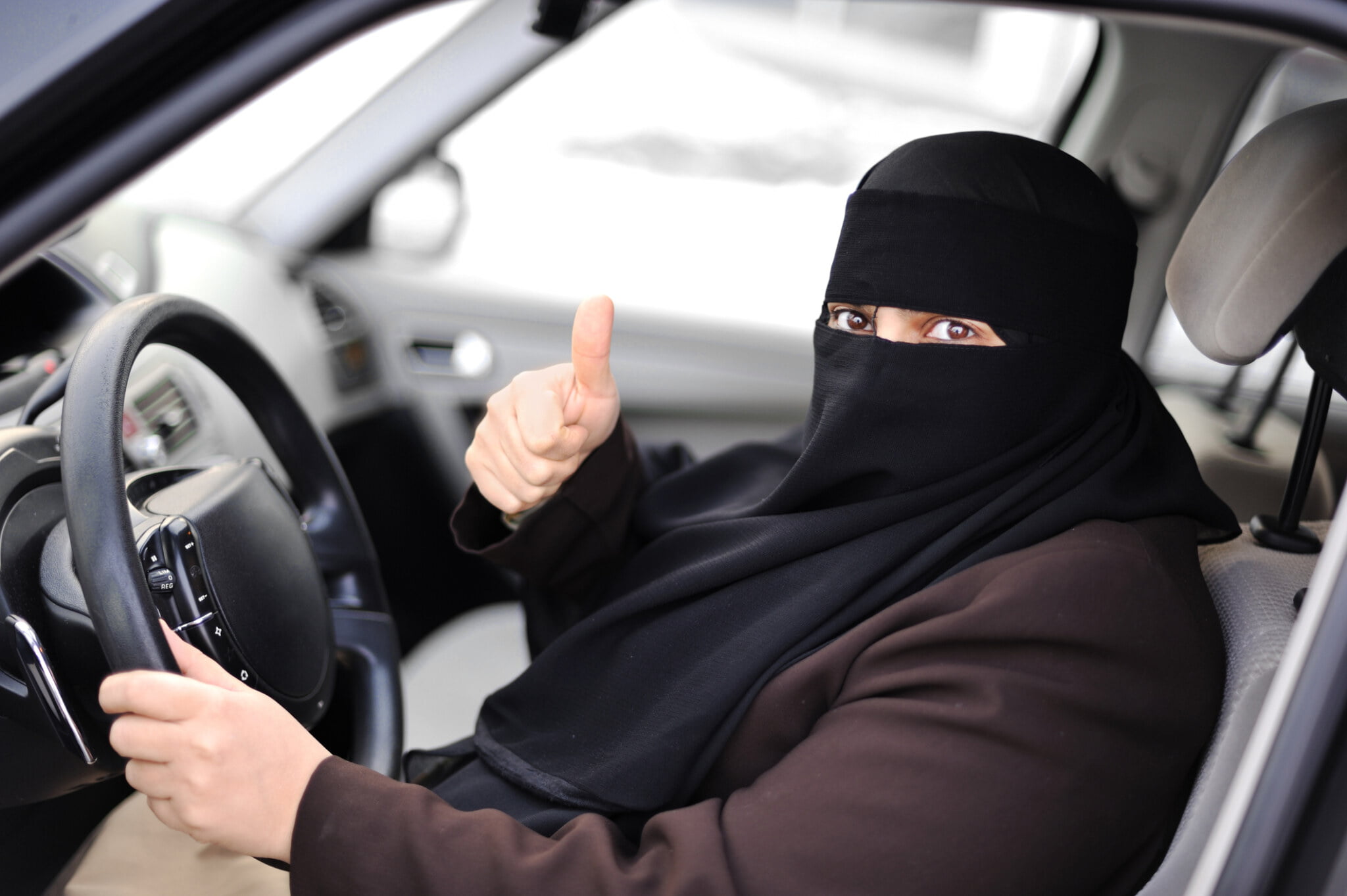 Женщина в хиджабе за рулем